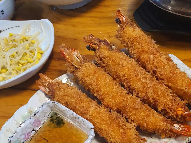 노릇하게 튀겨진 새우튀김