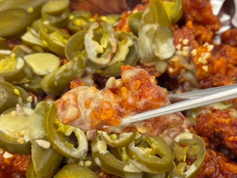 젓가락으로 집은 닭강정