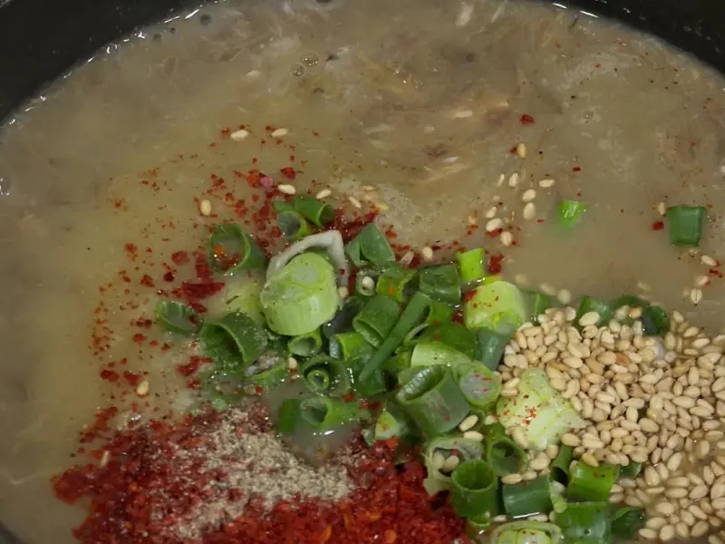 고사리 해장국에 다진 고추와 깨, 파가 올려진 모습