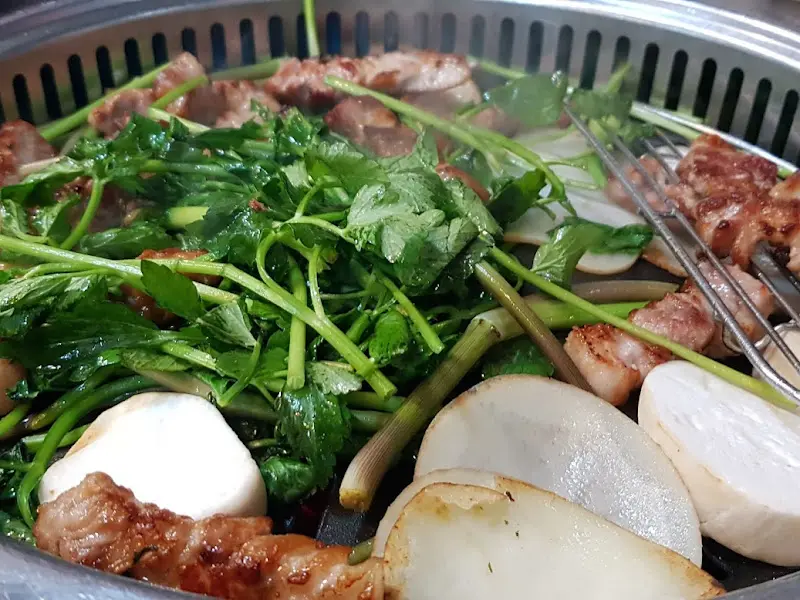 미나리와 함께 구워지는 삼겹살