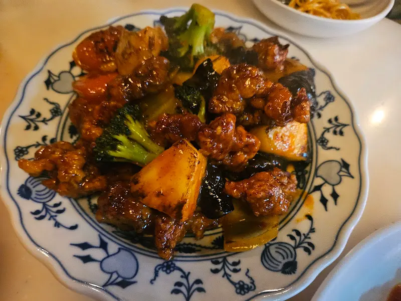 채소와 함께 볶아진 꾸라오르의 모습