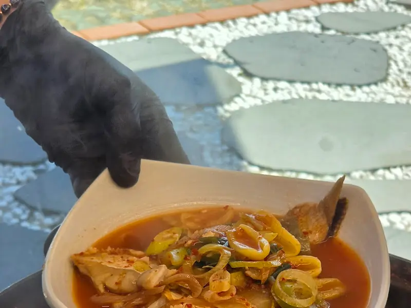 직원분이 직접 가자미를 떠서 개인 접시에 담아주는 모습