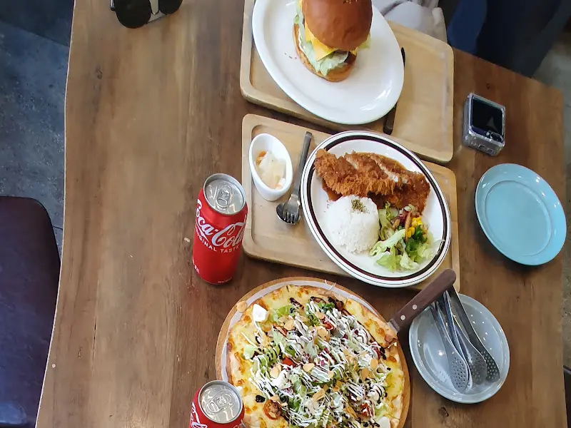 테이블 위에 놓인 다양한 음식들