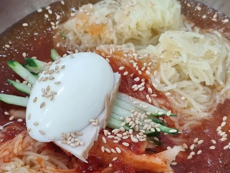 고래밀면, 쫄깃한 면발과 매콤달콤한 양념의 조화