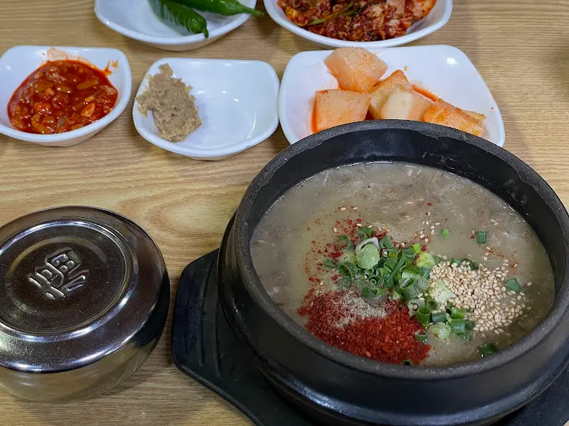 테이블 위에 놓인 고사리 해장국과 여러 밑반찬들