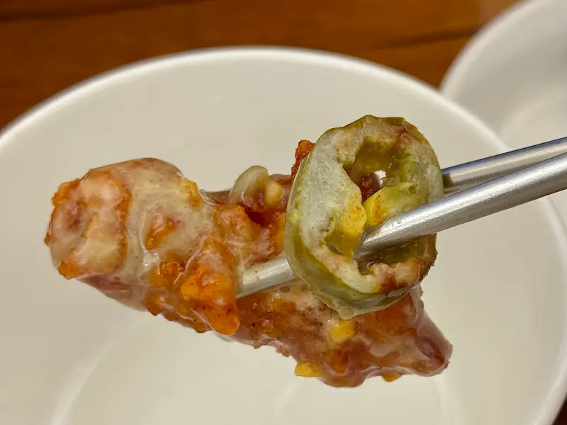고추마요 소스를 찍은 닭강정