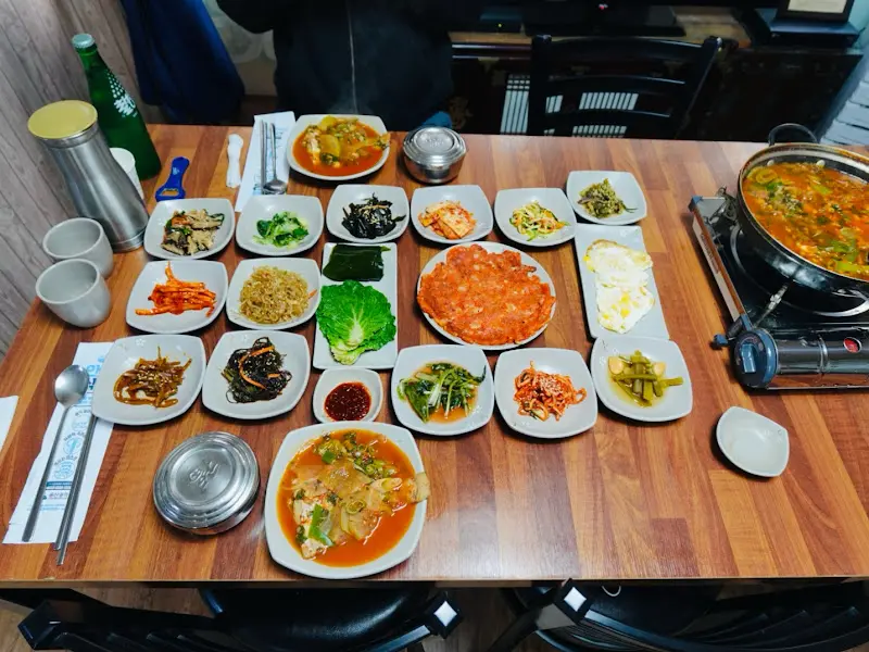 정갈하게 차려진 한 상 가득한 가자미찌개 정식