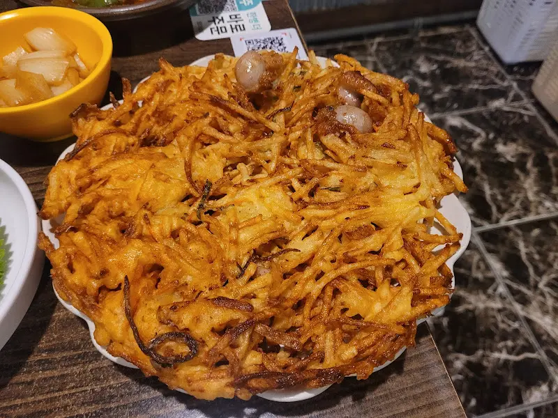 바삭하게 구워진 해물 감자전