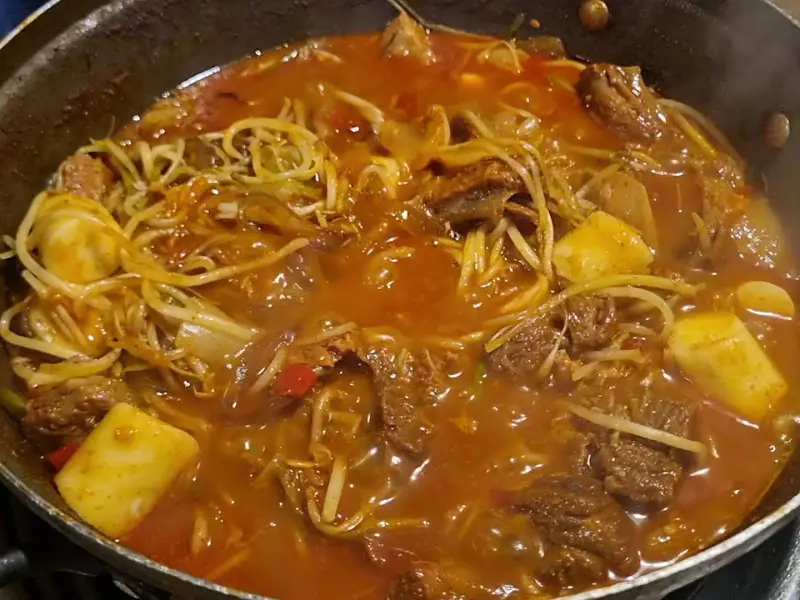 양푼 냄비 안에서 끓고 있는 갈비찜