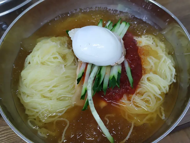 살얼음 동동 뜬 육수가 더위를 싹 가시게 해주는 고래밀면