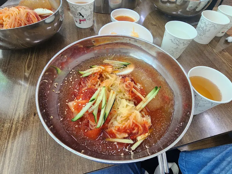 고래밀면 한 상 차림