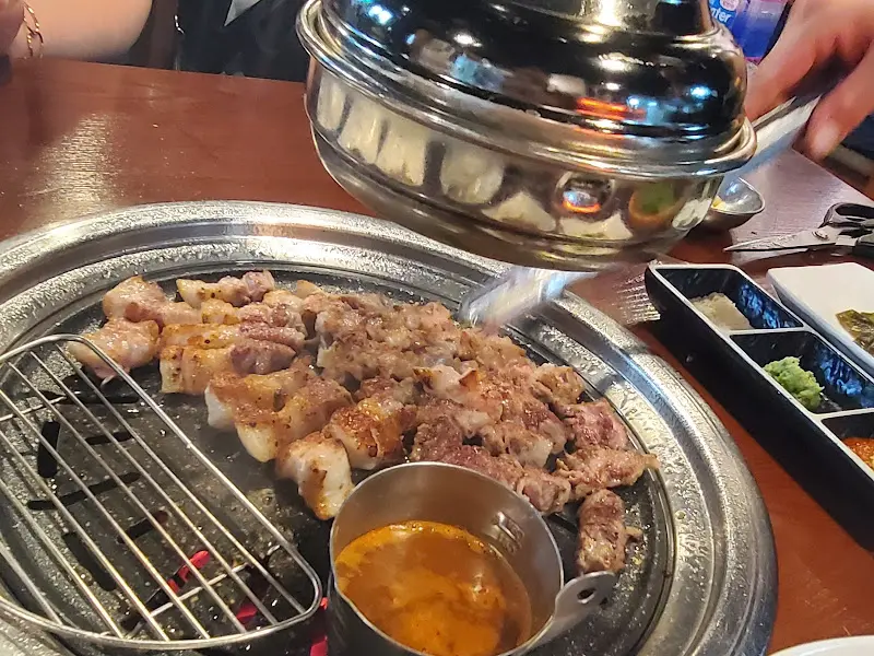 전문가의 손길로 구워지고 있는 꽃목살