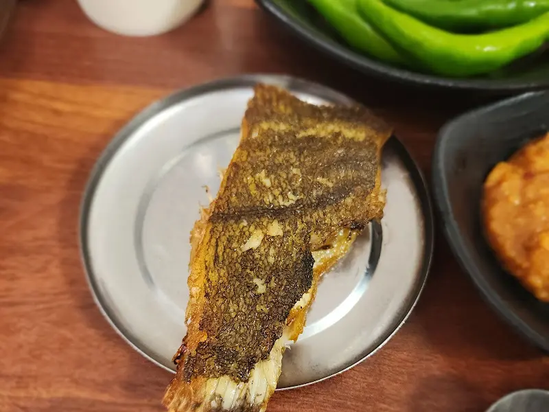 노릇하게 구워진 생선구이가 식욕을 자극한다.