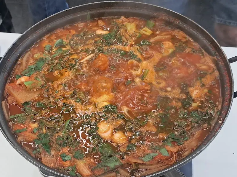 보글보글 끓고 있는 가자미찌개의 모습