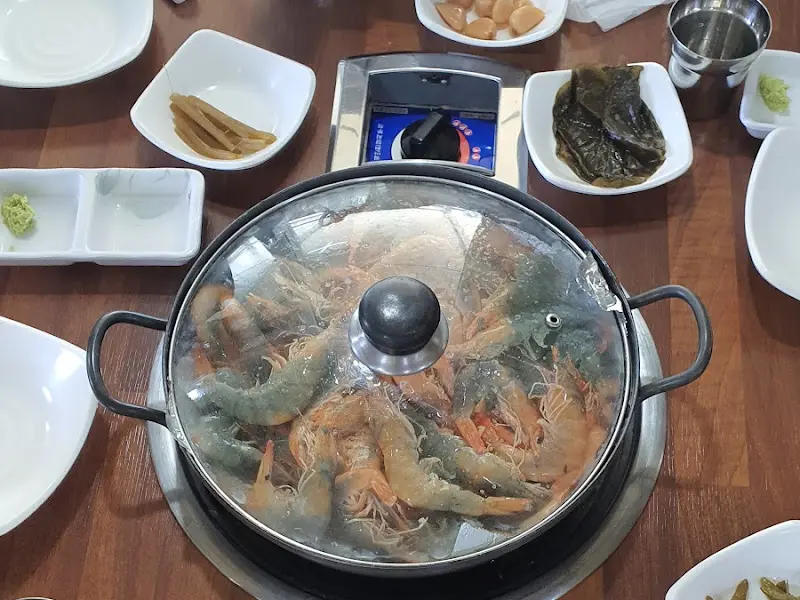 뚜껑 덮인 새우 냄비