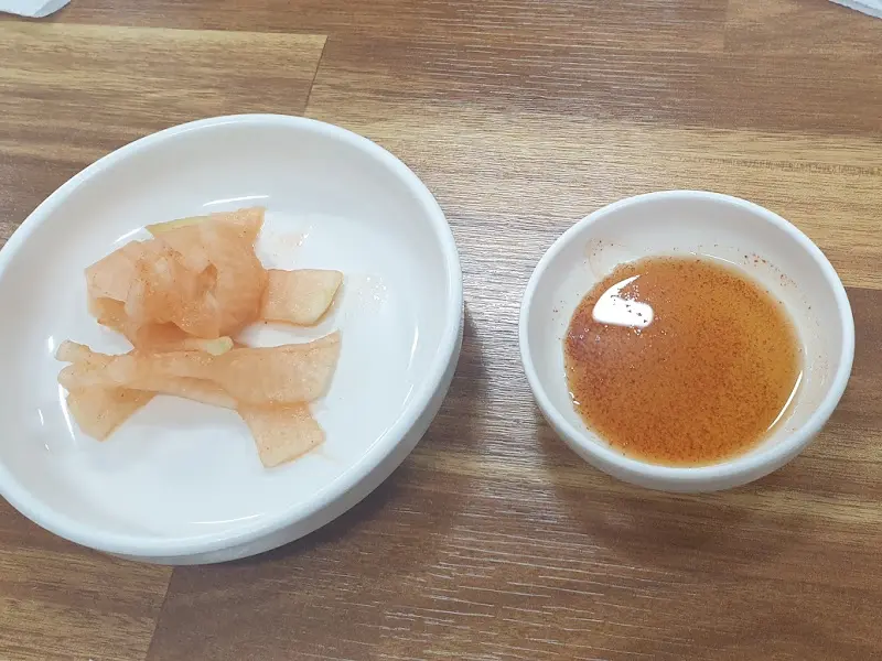 고래밀면과 함께 나오는 시원한 무김치