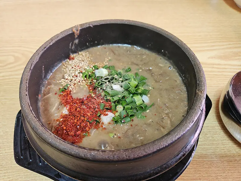 고사리 해장국이 담긴 뚝배기의 모습