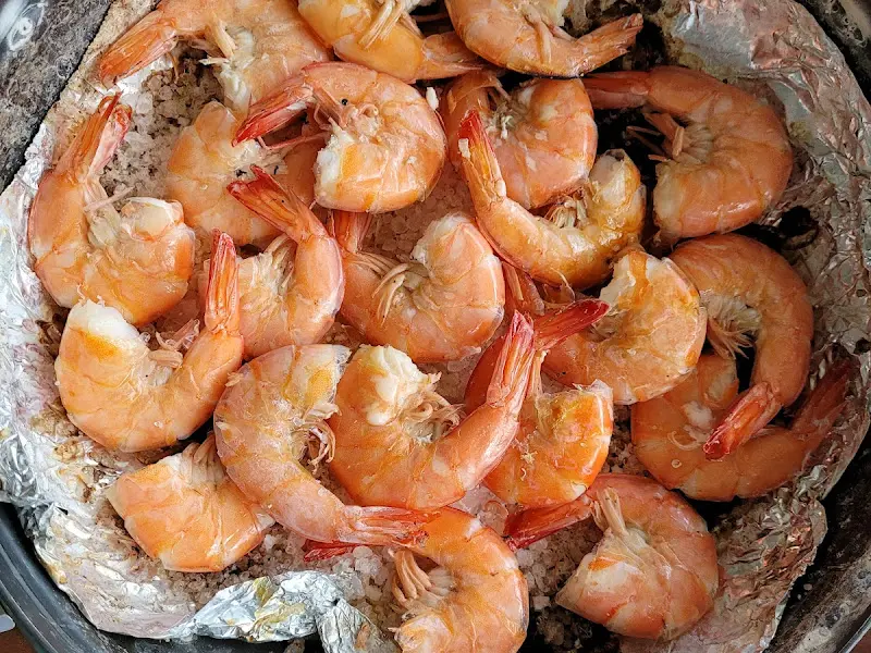 접시에 담긴 새우구이