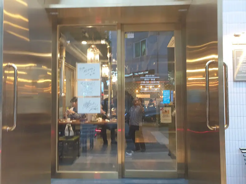 경성금돼지 출입구