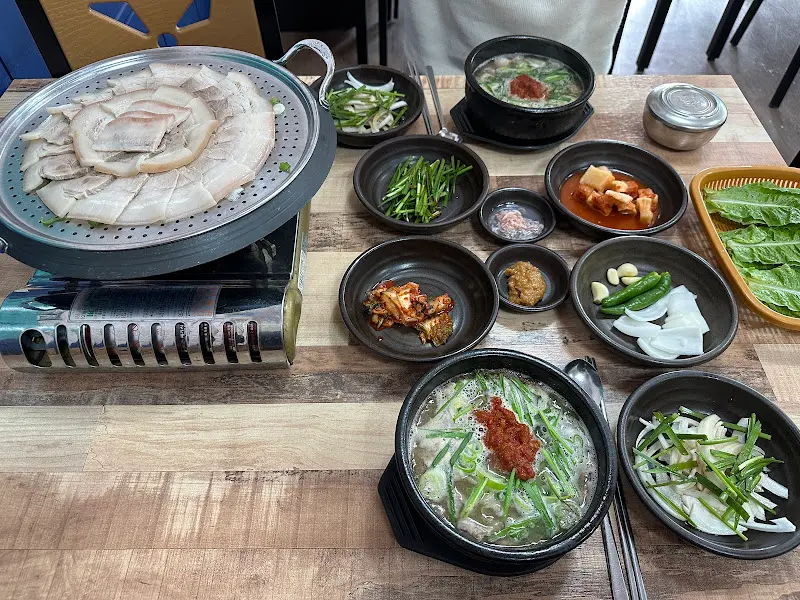 테이블 가득 차려진 국밥 한 상