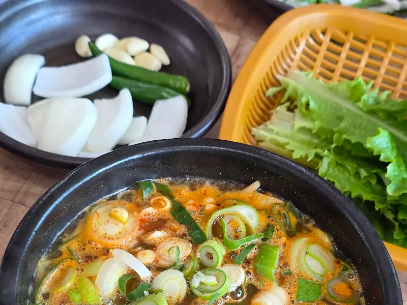 국밥과 곁들임 채소