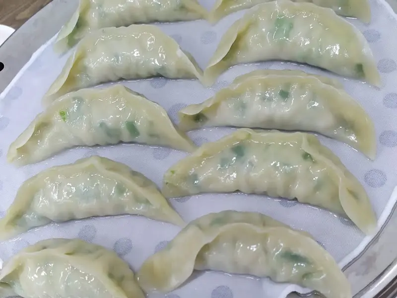 촉촉하고 부드러운 만두, 밀면과 환상의 궁합