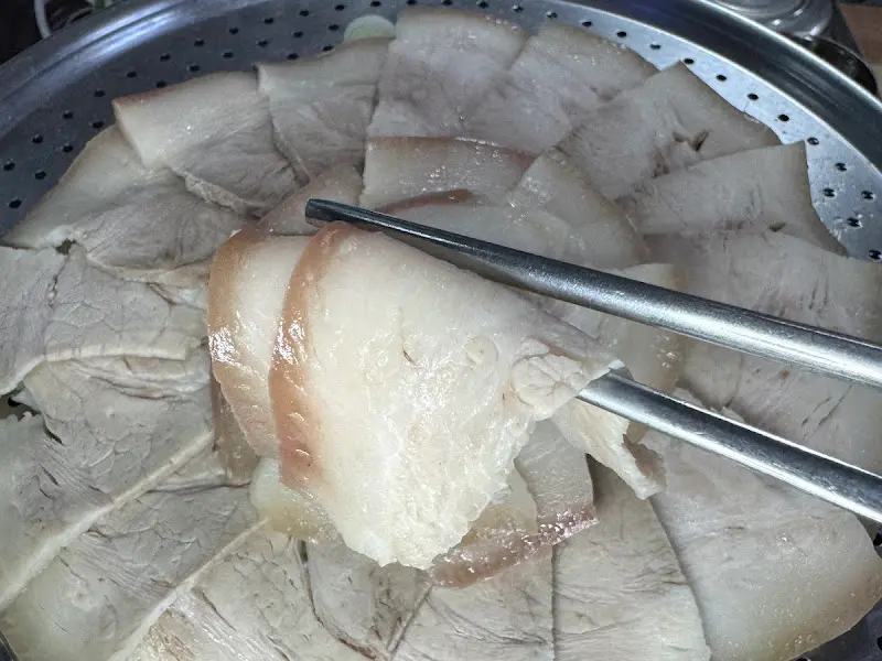 윤기가 흐르는 수육