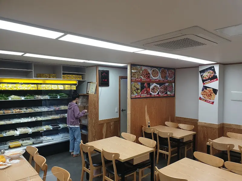 다양한 마라탕 재료가 진열된 냉장고