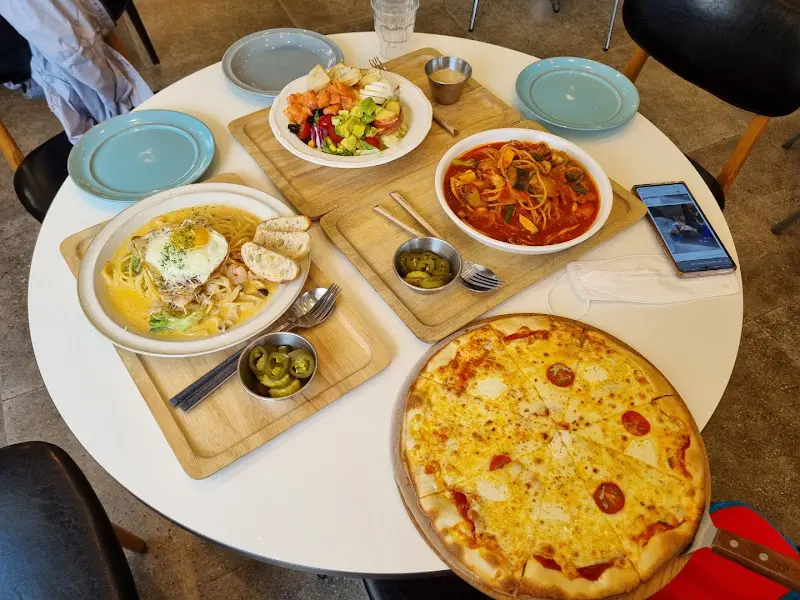 다양한 메뉴가 차려진 테이블