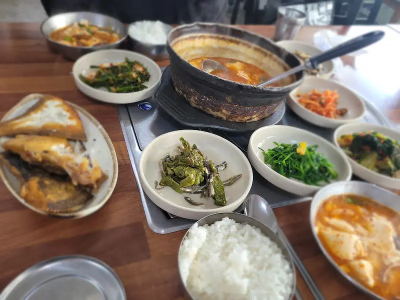 보글보글 끓는 뚝배기 안의 순두부찌개가 먹음직스럽다.