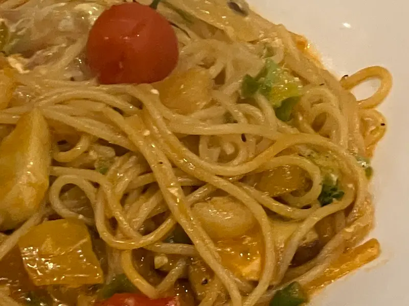 파스타 위에 토마토가 올려져 있는 모습