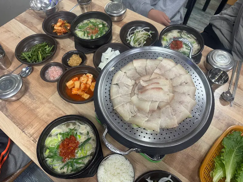 푸짐하게 차려진 국밥과 수육 한 상