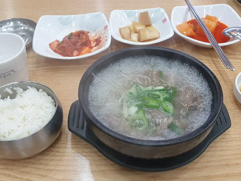 테이블 위에 놓인 나주곰탕 한 상 차림