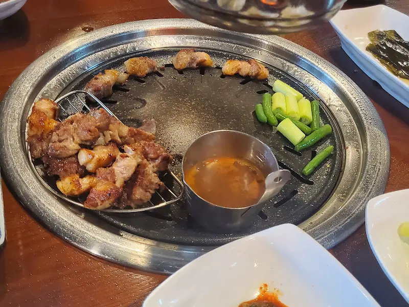 먹기 좋게 구워진 고기