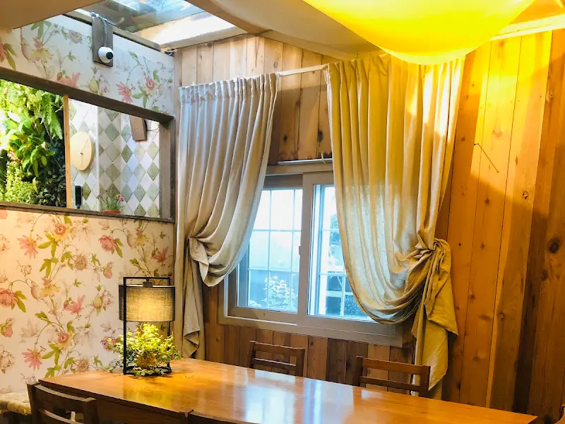 꽃무늬 벽지와 노란색 천으로 장식된 천장