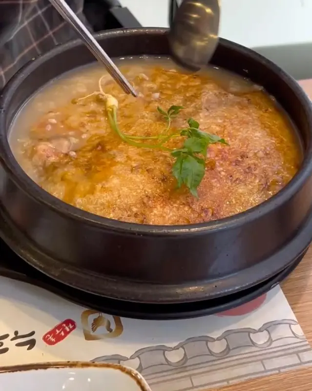 황금빛 누룽지가 덮인 삼계탕