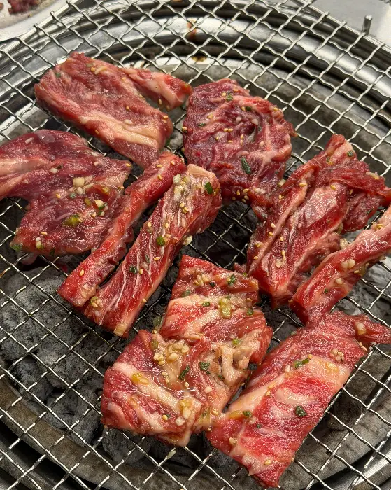 숯불 위에서 익어가는 고기