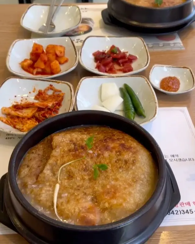 정갈하게 차려진 누룽지 삼계탕 한 상