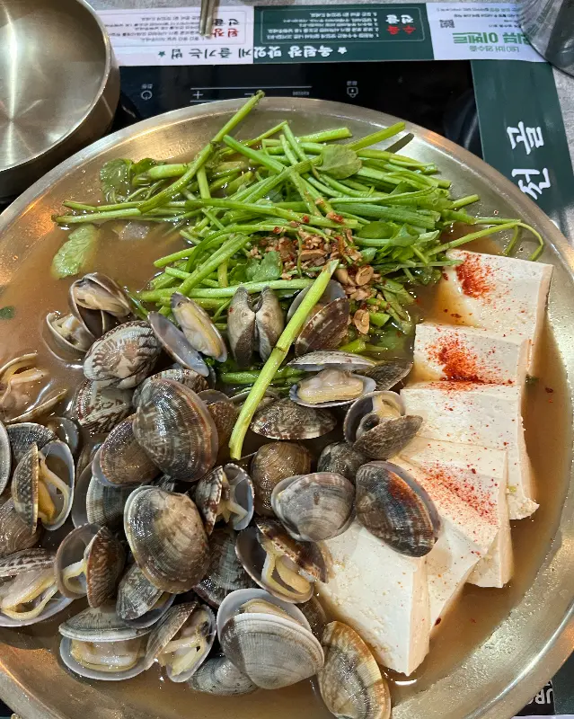 바지락과 두부가 푸짐하게 들어간 전골