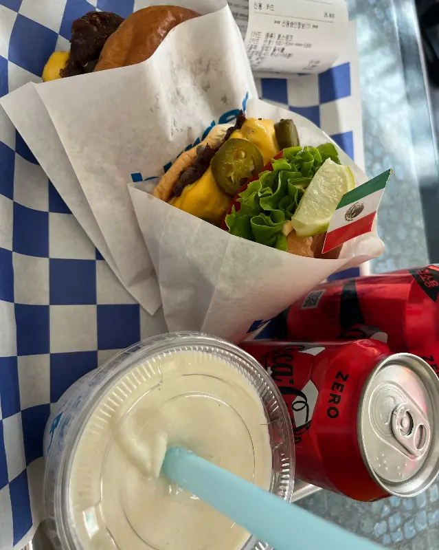 멕시코 국기가 꽂힌 버거