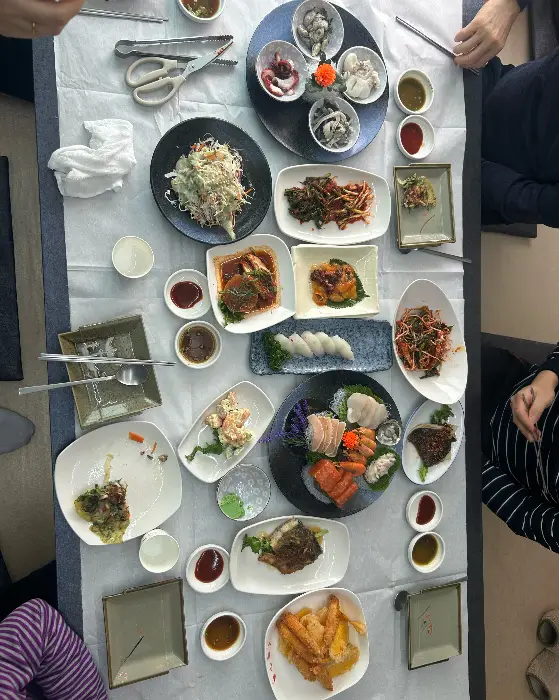 다양한 밑반찬과 메인 요리가 차려진 테이블 모습