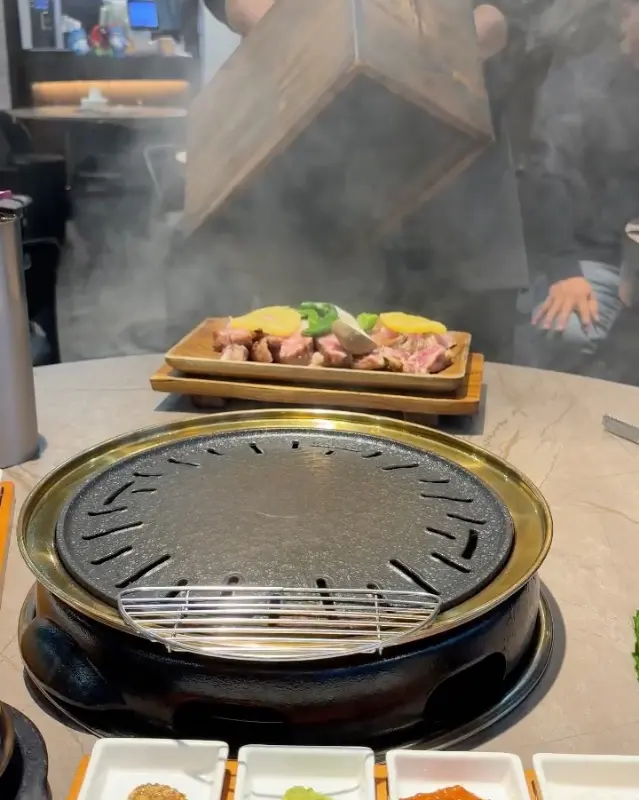 훈연 박스에 담겨 나오는 고기