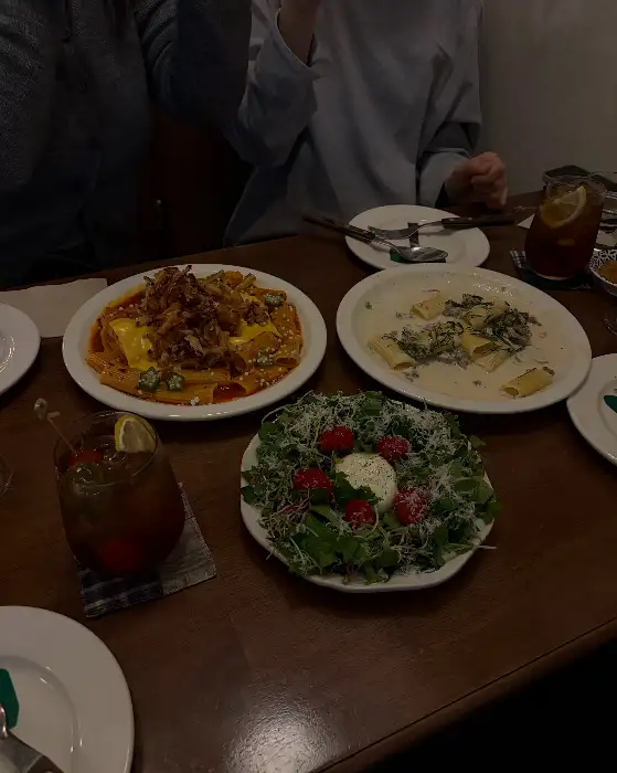 깻잎 불고기 크림 파스타와 샐러드, 그리고 음료