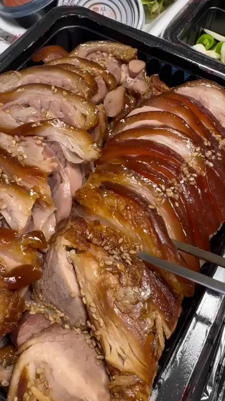 윤기가 흐르는 족발 단면