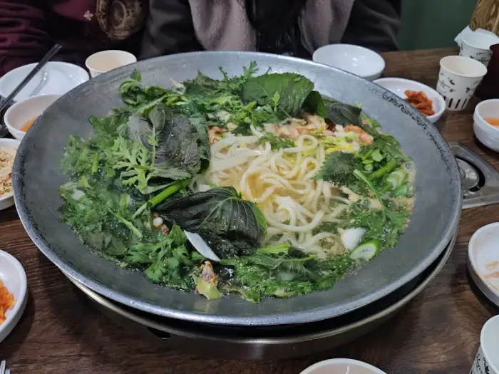 테이블에 세팅된 물닭갈비 쟁반