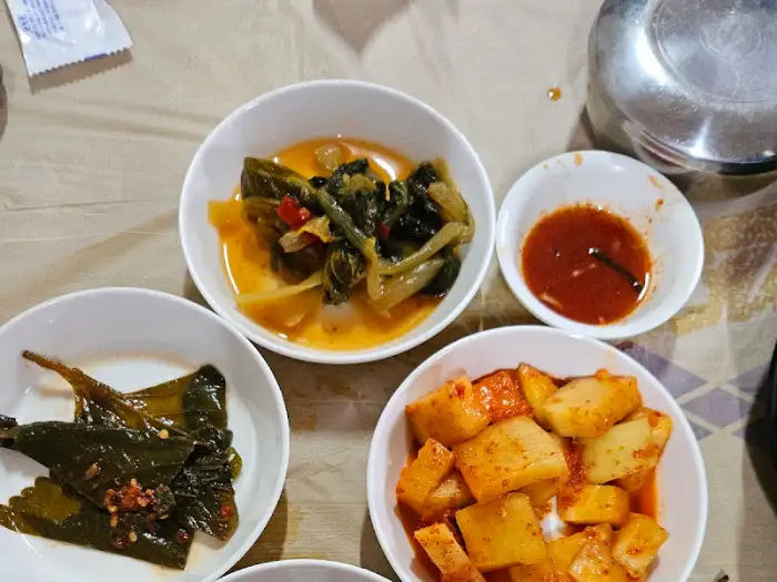 여러 가지 밑반찬이 담긴 작은 접시들
