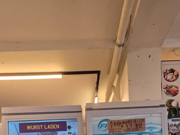 가게 내부의 디지털 메뉴판