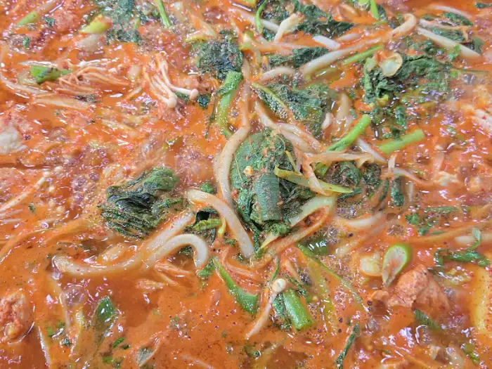 진한 양념 국물과 닭고기