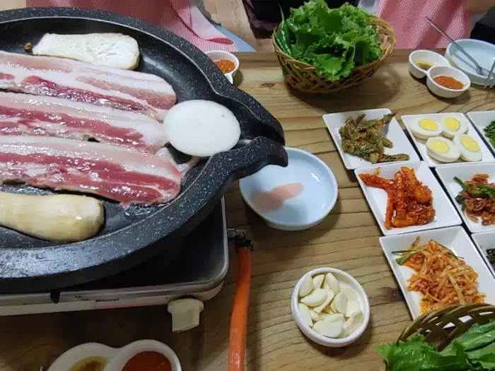 밑반찬과 삼겹살