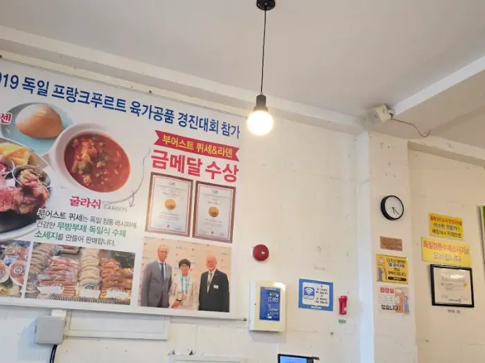 가게 내부 벽면에 걸린 메뉴 및 수상 내역